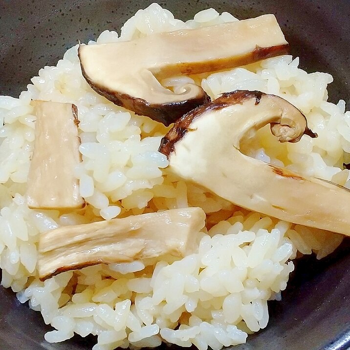 年一回のごちそう(笑)昆布出汁で松茸ご飯